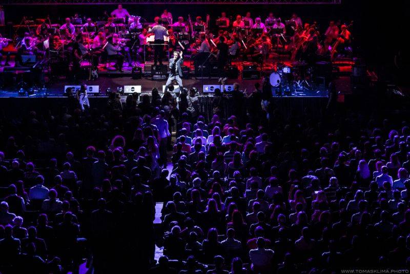 Tata Bojs a SOČR zvedli diváky ve Foru Karlín ze židlí