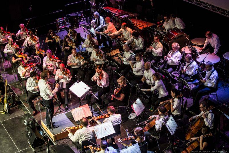 Tata Bojs a SOČR zvedli diváky ve Foru Karlín ze židlí