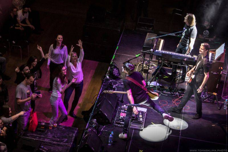 Tata Bojs a SOČR zvedli diváky ve Foru Karlín ze židlí