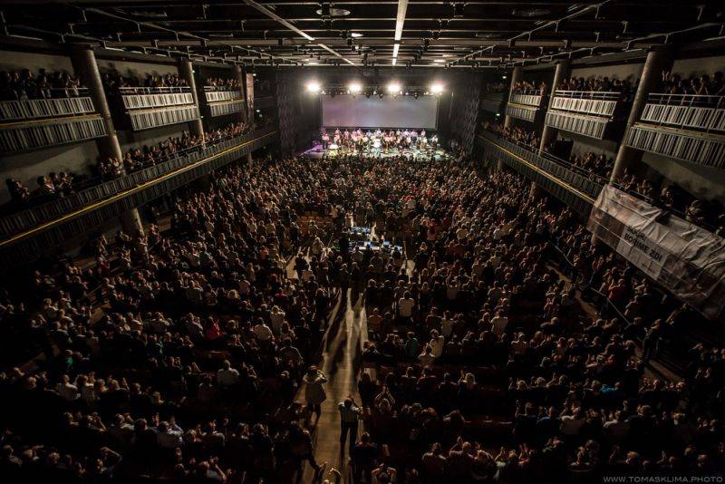 Tata Bojs a SOČR zvedli diváky ve Foru Karlín ze židlí