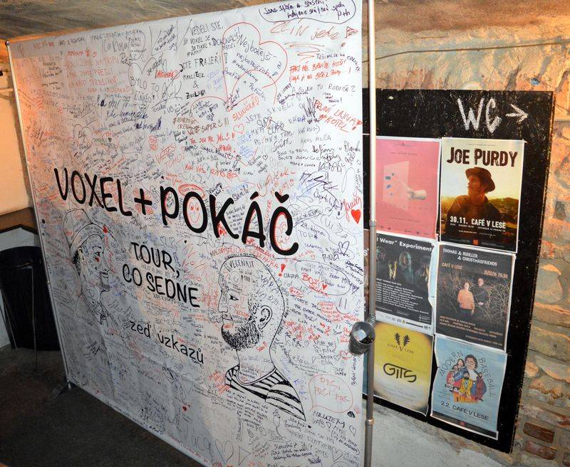 Voxel a Pokáč rozsvítili dva večery po sobě pražské Café V lese