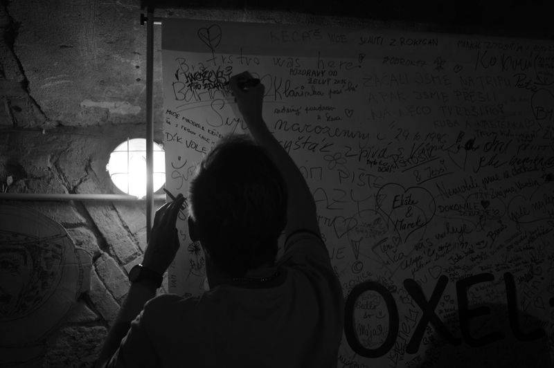 Voxel a Pokáč rozsvítili dva večery po sobě pražské Café V lese