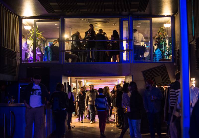 Jump! pokřtil desku Into The Field na palubě Cargo Gallery, která se vrátila do Prahy