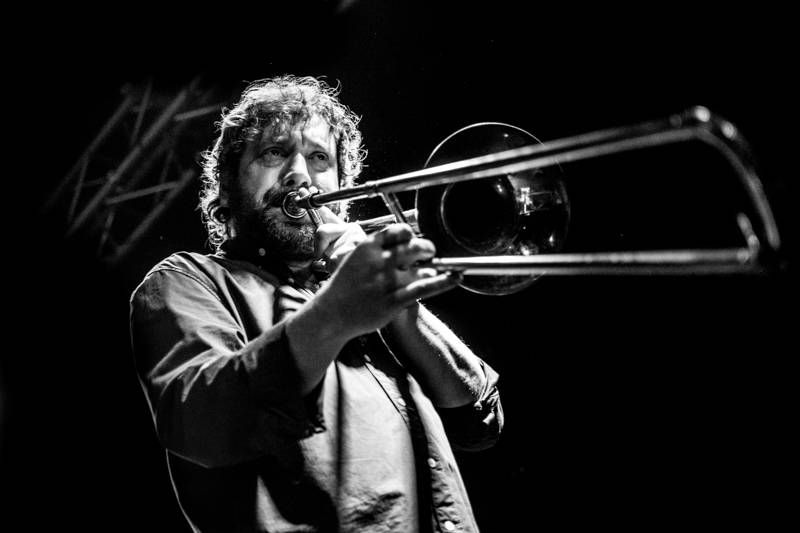 Jump! pokřtil desku Into The Field na palubě Cargo Gallery, která se vrátila do Prahy