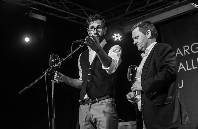 Jump! pokřtil desku Into The Field na palubě Cargo Gallery, která se vrátila do Prahy