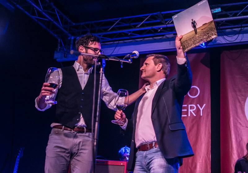 Jump! pokřtil desku Into The Field na palubě Cargo Gallery, která se vrátila do Prahy