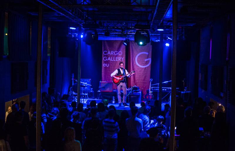Jump! pokřtil desku Into The Field na palubě Cargo Gallery, která se vrátila do Prahy