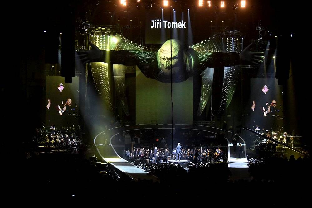 Pražský výběr oslavil v O2 areně čtyřicítku se symfonickým orchestrem i Ivou Pazderkovou nebo Ondřejem Soukupem