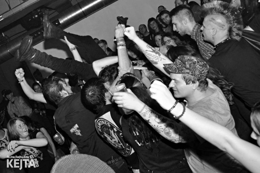 Kids and Heroes Punkrock X-mas: Pražský klub Storm se změnil v punkrockovou saunu