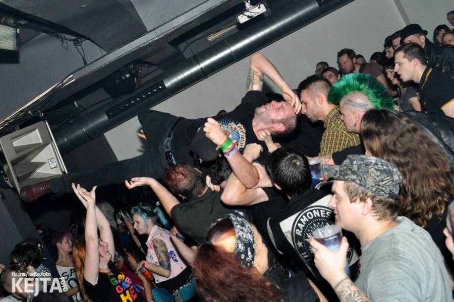 Kids and Heroes Punkrock X-mas: Pražský klub Storm se změnil v punkrockovou saunu