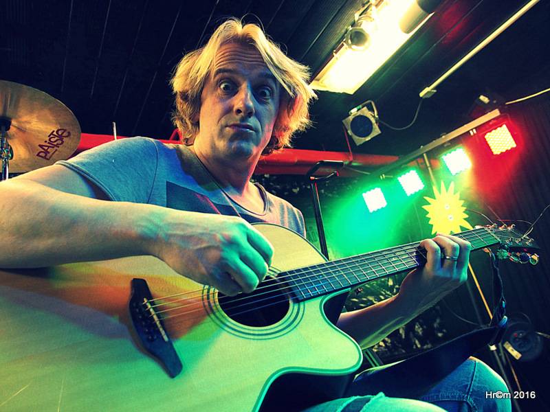 Vypsaná Fixa naděluje: Márdi a Pítrs rozdávali na intru v Pardubicích hudební dárky