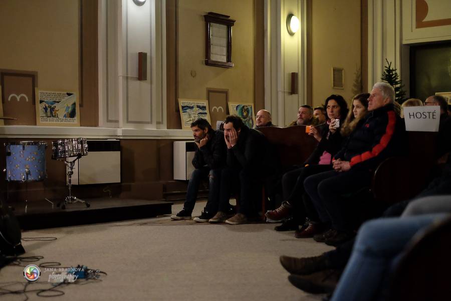 Speciální akustický koncert teepee a Piano rozezněl Husův chrám v Plzni