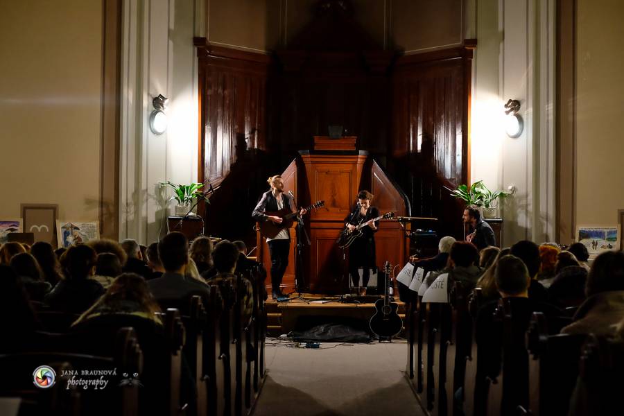 Speciální akustický koncert teepee a Piano rozezněl Husův chrám v Plzni