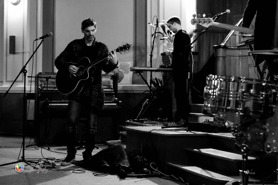 Speciální akustický koncert teepee a Piano rozezněl Husův chrám v Plzni