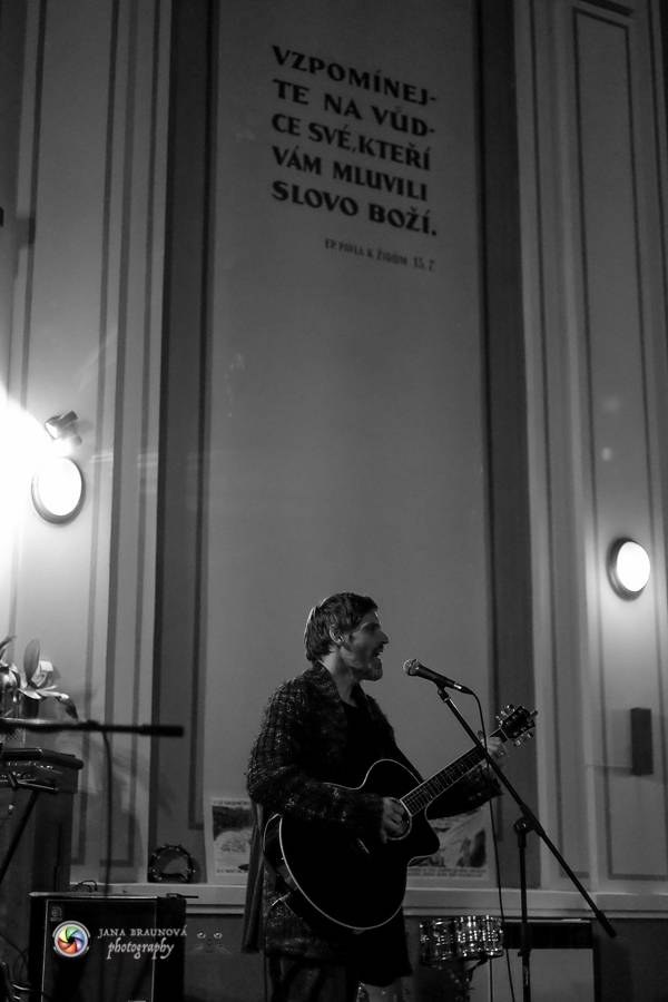 Speciální akustický koncert teepee a Piano rozezněl Husův chrám v Plzni