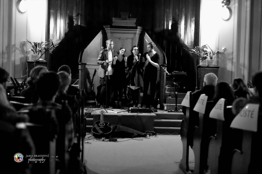Speciální akustický koncert teepee a Piano rozezněl Husův chrám v Plzni