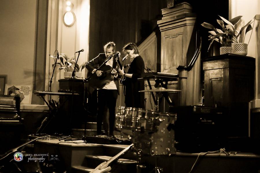 Speciální akustický koncert teepee a Piano rozezněl Husův chrám v Plzni