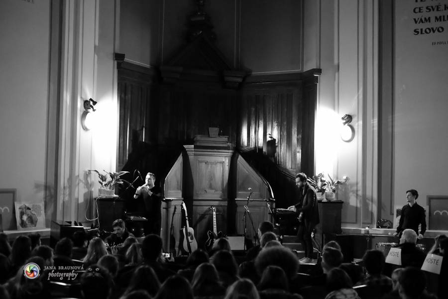 Speciální akustický koncert teepee a Piano rozezněl Husův chrám v Plzni