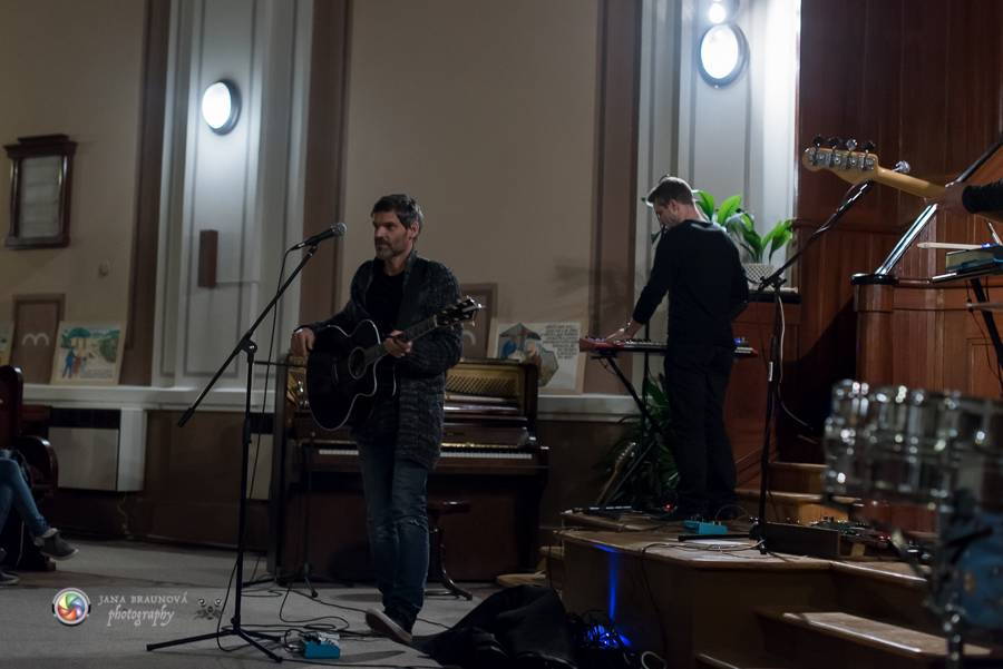 Speciální akustický koncert teepee a Piano rozezněl Husův chrám v Plzni