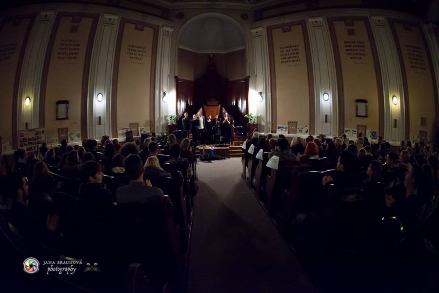 Speciální akustický koncert teepee a Piano rozezněl Husův chrám v Plzni