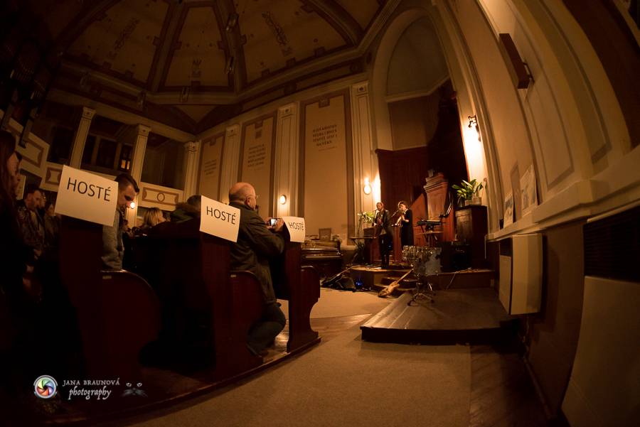 Speciální akustický koncert teepee a Piano rozezněl Husův chrám v Plzni