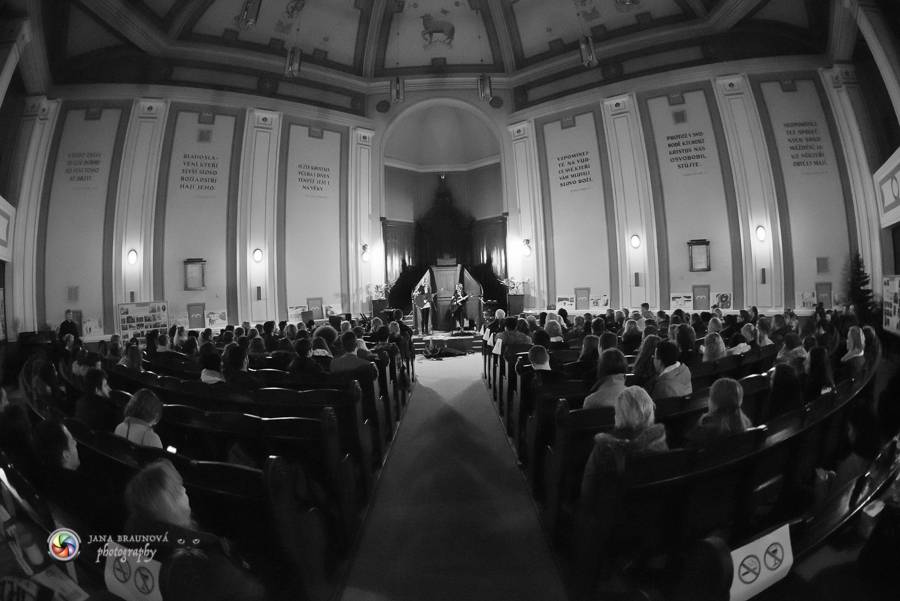 Speciální akustický koncert teepee a Piano rozezněl Husův chrám v Plzni