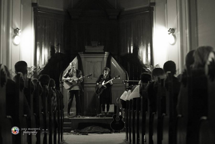 Speciální akustický koncert teepee a Piano rozezněl Husův chrám v Plzni