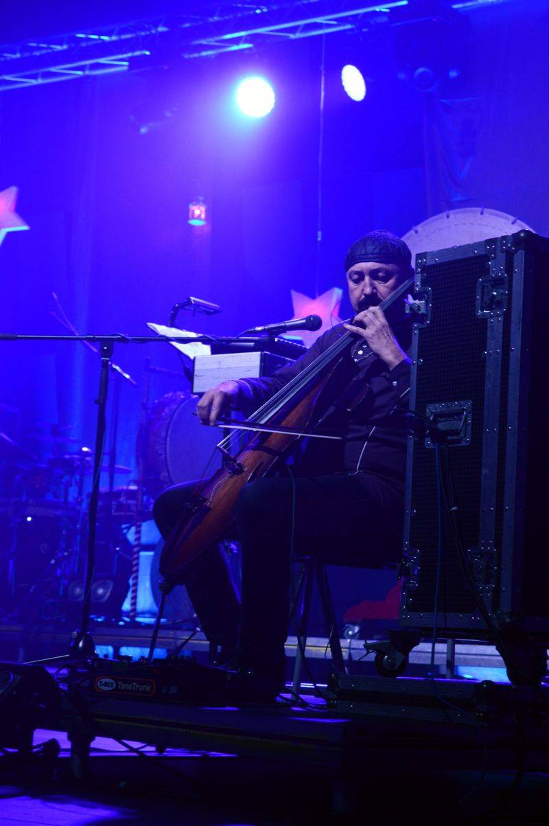 Čechomor v předvánočním Foru Karlín pomáhal psím kamarádům, hrál čínskou lidovku i Montiho čardáš