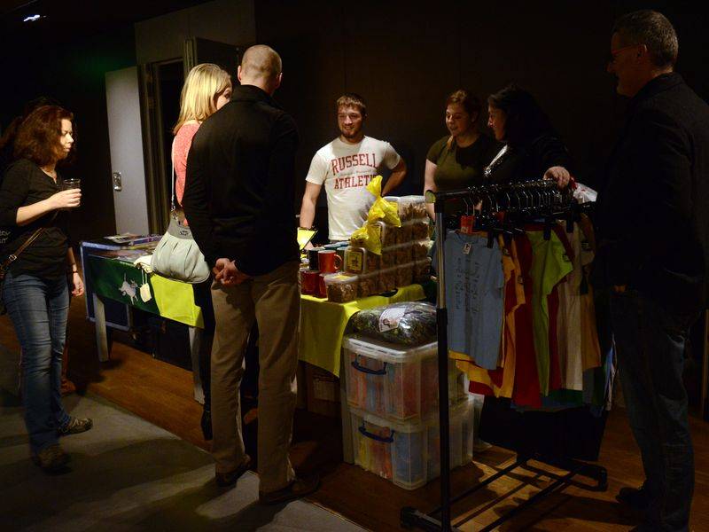 Čechomor v předvánočním Foru Karlín pomáhal psím kamarádům, hrál čínskou lidovku i Montiho čardáš