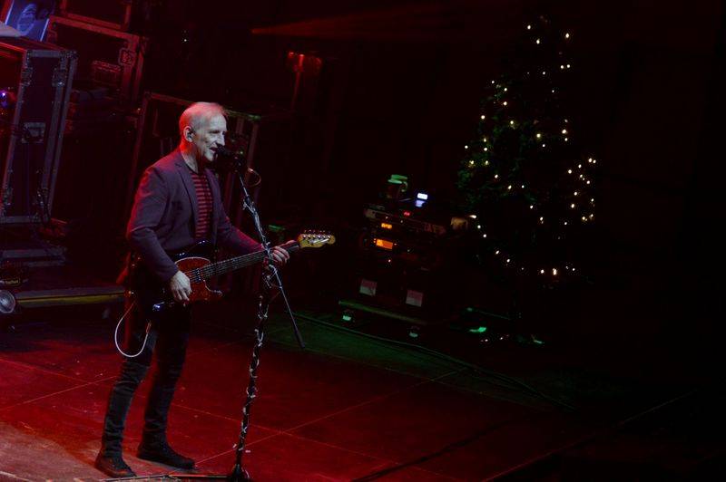 Čechomor v předvánočním Foru Karlín pomáhal psím kamarádům, hrál čínskou lidovku i Montiho čardáš