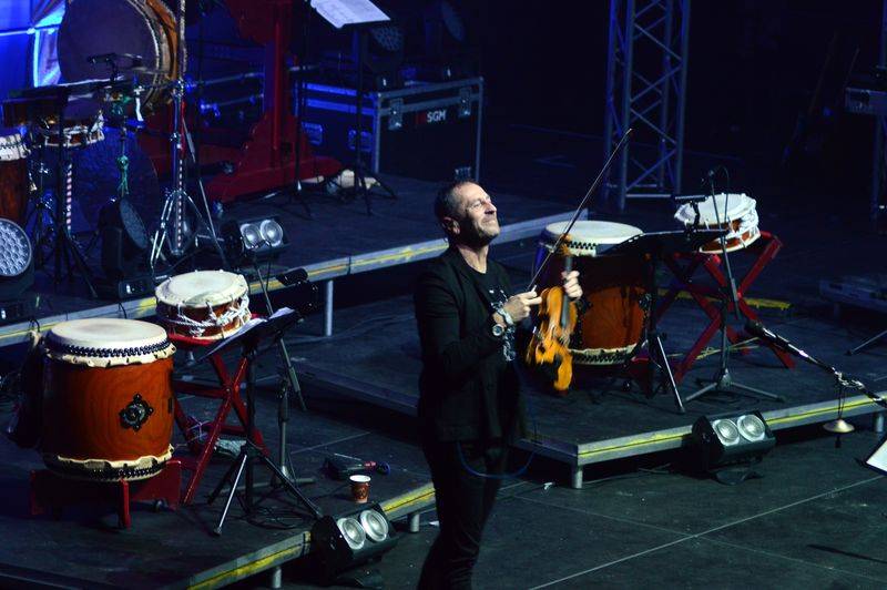 Čechomor v předvánočním Foru Karlín pomáhal psím kamarádům, hrál čínskou lidovku i Montiho čardáš