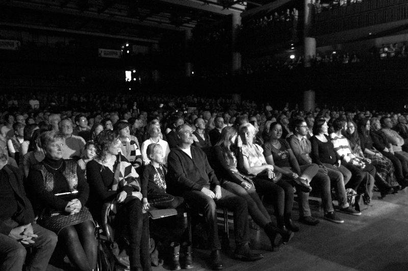 Čechomor v předvánočním Foru Karlín pomáhal psím kamarádům, hrál čínskou lidovku i Montiho čardáš