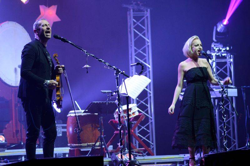 Čechomor v předvánočním Foru Karlín pomáhal psím kamarádům, hrál čínskou lidovku i Montiho čardáš