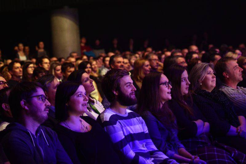 Čechomor v předvánočním Foru Karlín pomáhal psím kamarádům, hrál čínskou lidovku i Montiho čardáš