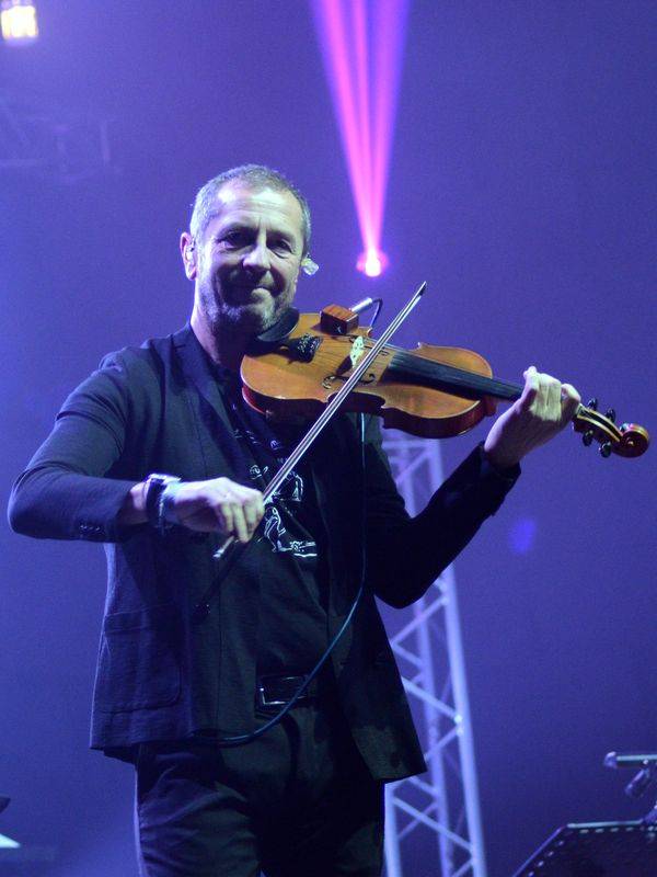 Čechomor v předvánočním Foru Karlín pomáhal psím kamarádům, hrál čínskou lidovku i Montiho čardáš