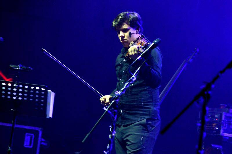 Čechomor v předvánočním Foru Karlín pomáhal psím kamarádům, hrál čínskou lidovku i Montiho čardáš