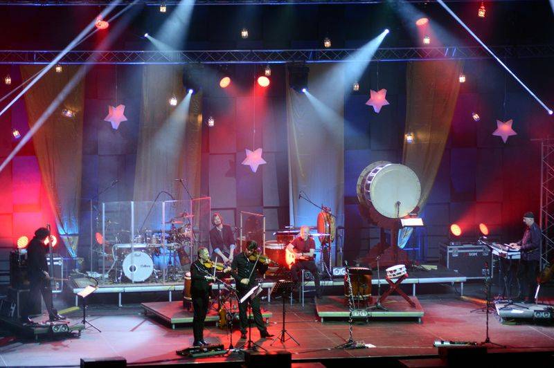 Čechomor v předvánočním Foru Karlín pomáhal psím kamarádům, hrál čínskou lidovku i Montiho čardáš