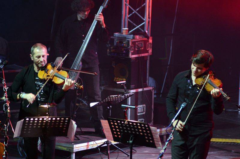 Čechomor v předvánočním Foru Karlín pomáhal psím kamarádům, hrál čínskou lidovku i Montiho čardáš