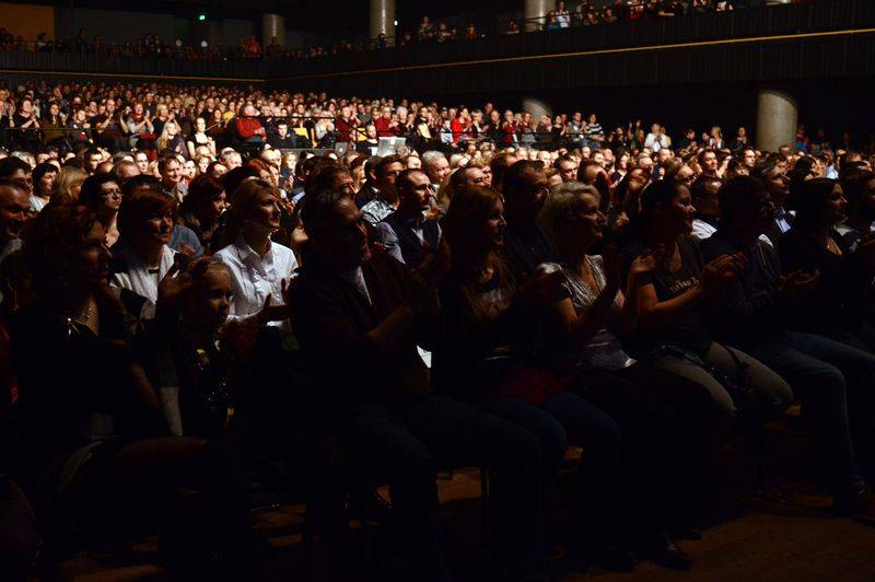 Čechomor v předvánočním Foru Karlín pomáhal psím kamarádům, hrál čínskou lidovku i Montiho čardáš