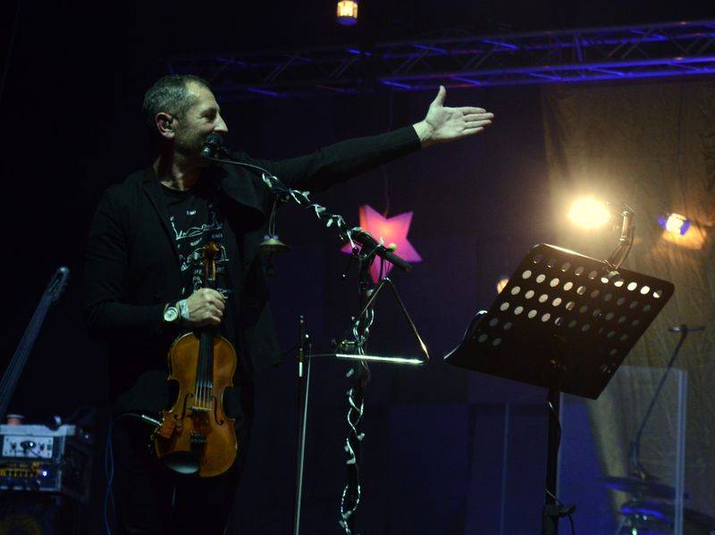 Čechomor v předvánočním Foru Karlín pomáhal psím kamarádům, hrál čínskou lidovku i Montiho čardáš