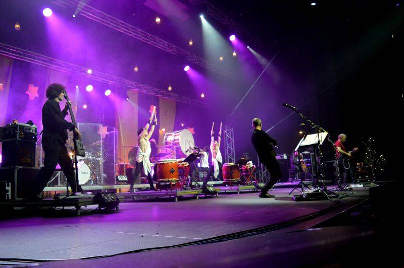 Čechomor v předvánočním Foru Karlín pomáhal psím kamarádům, hrál čínskou lidovku i Montiho čardáš