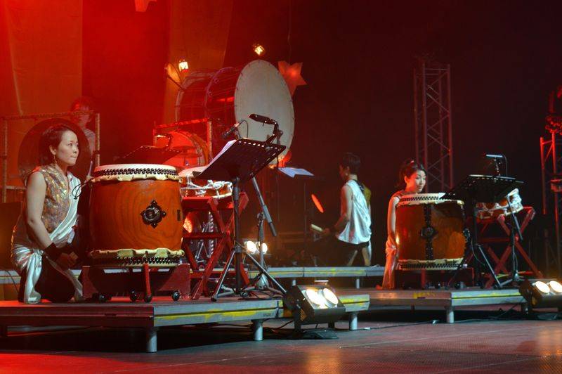 Čechomor v předvánočním Foru Karlín pomáhal psím kamarádům, hrál čínskou lidovku i Montiho čardáš