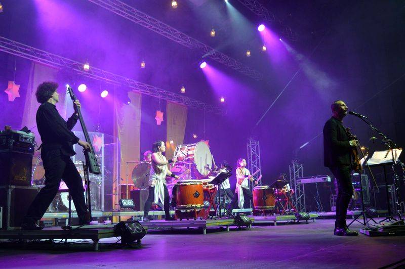 Čechomor v předvánočním Foru Karlín pomáhal psím kamarádům, hrál čínskou lidovku i Montiho čardáš