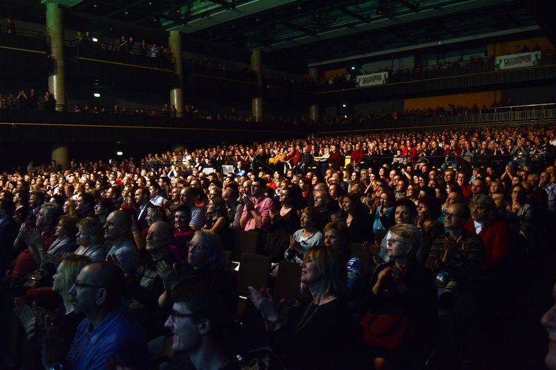 Čechomor v předvánočním Foru Karlín pomáhal psím kamarádům, hrál čínskou lidovku i Montiho čardáš