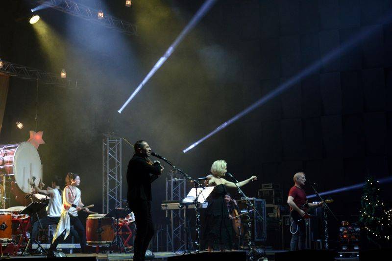 Čechomor v předvánočním Foru Karlín pomáhal psím kamarádům, hrál čínskou lidovku i Montiho čardáš