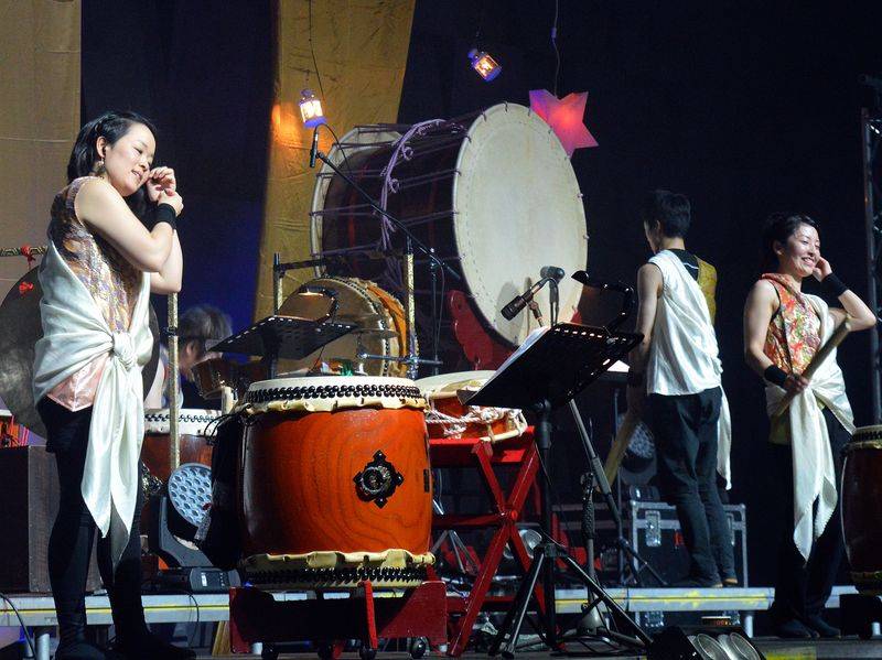 Čechomor v předvánočním Foru Karlín pomáhal psím kamarádům, hrál čínskou lidovku i Montiho čardáš