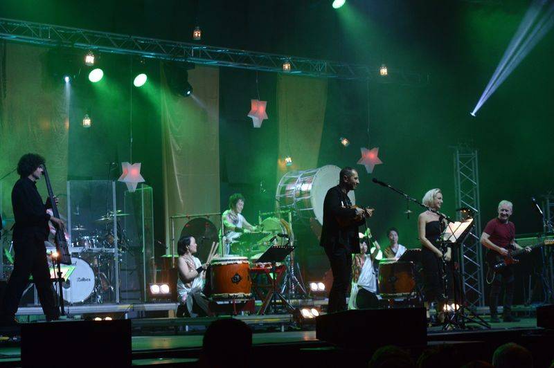 Čechomor v předvánočním Foru Karlín pomáhal psím kamarádům, hrál čínskou lidovku i Montiho čardáš