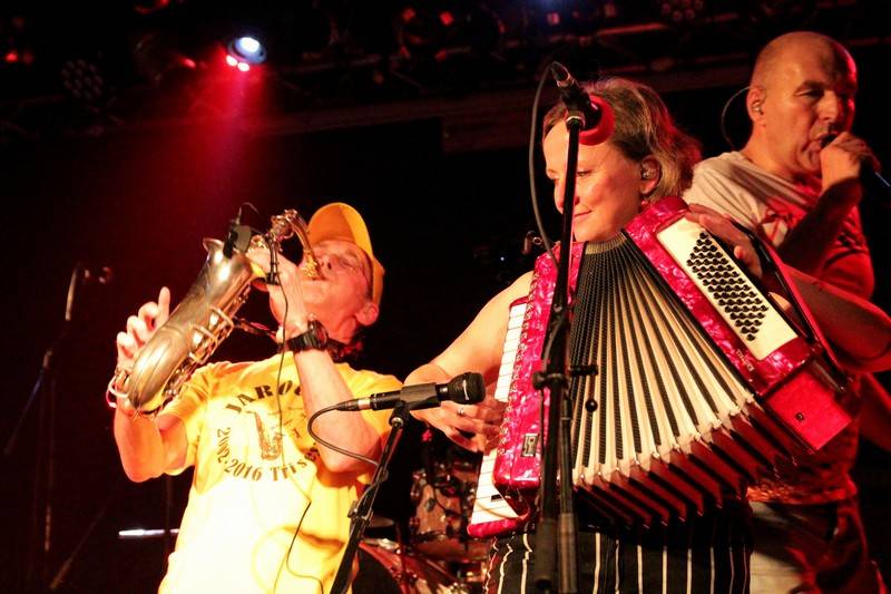 Tři sestry se na své předvánoční šňůře Prahou zastavili i ve Futuru