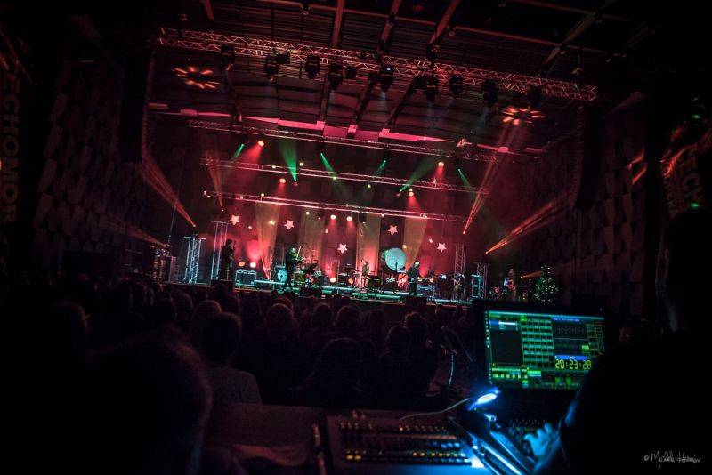 Čechomor odehrál vánoční koncert ve Foru Karlín, došlo i na křest vinylu Proměny