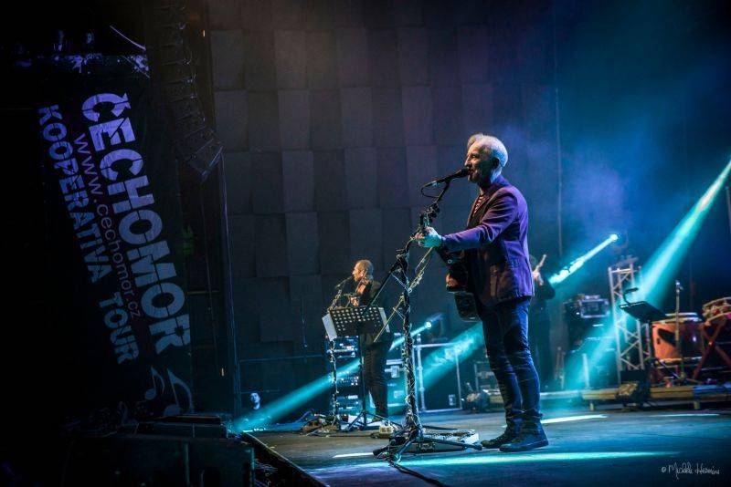 Čechomor odehrál vánoční koncert ve Foru Karlín, došlo i na křest vinylu Proměny